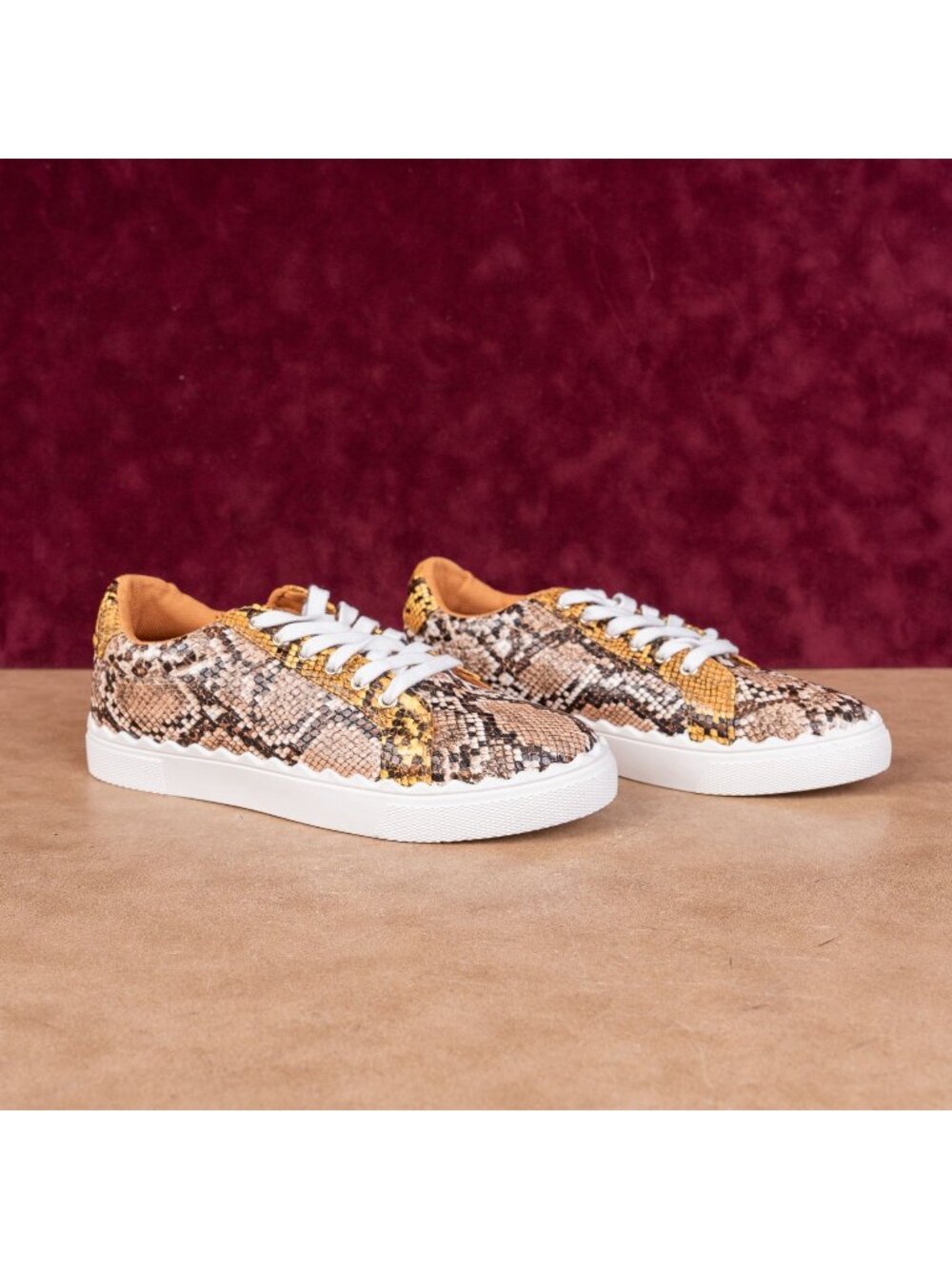 BCBGMAXAZRIA Women Lanie Snake Print Fabric Casual Walking Sneakers size 8